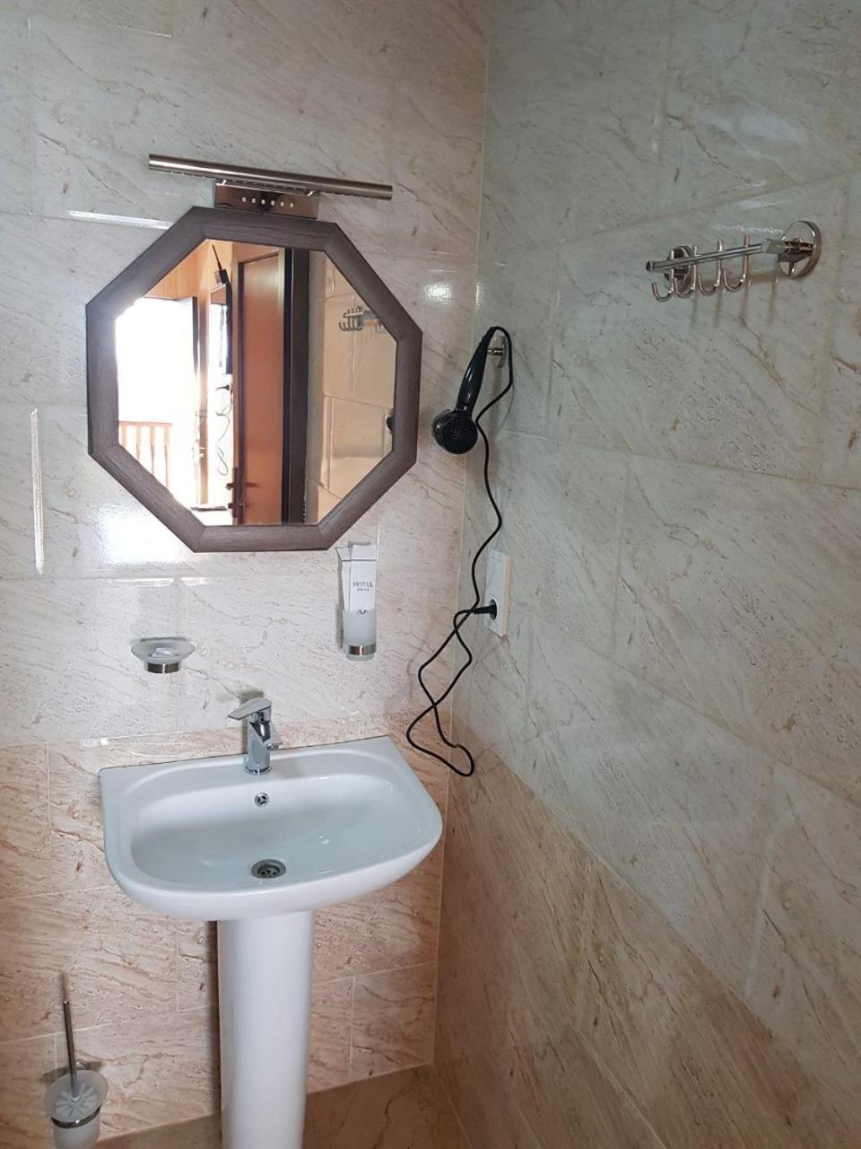 Park Hotel Кутаиси Екстериор снимка